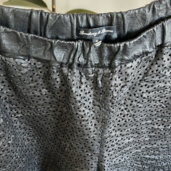 🌴 Madewell Faux Leather Shorts - Picture 3 of 6